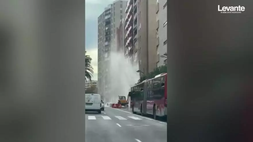 Espectacular reventón de una tubería en Primado Reig