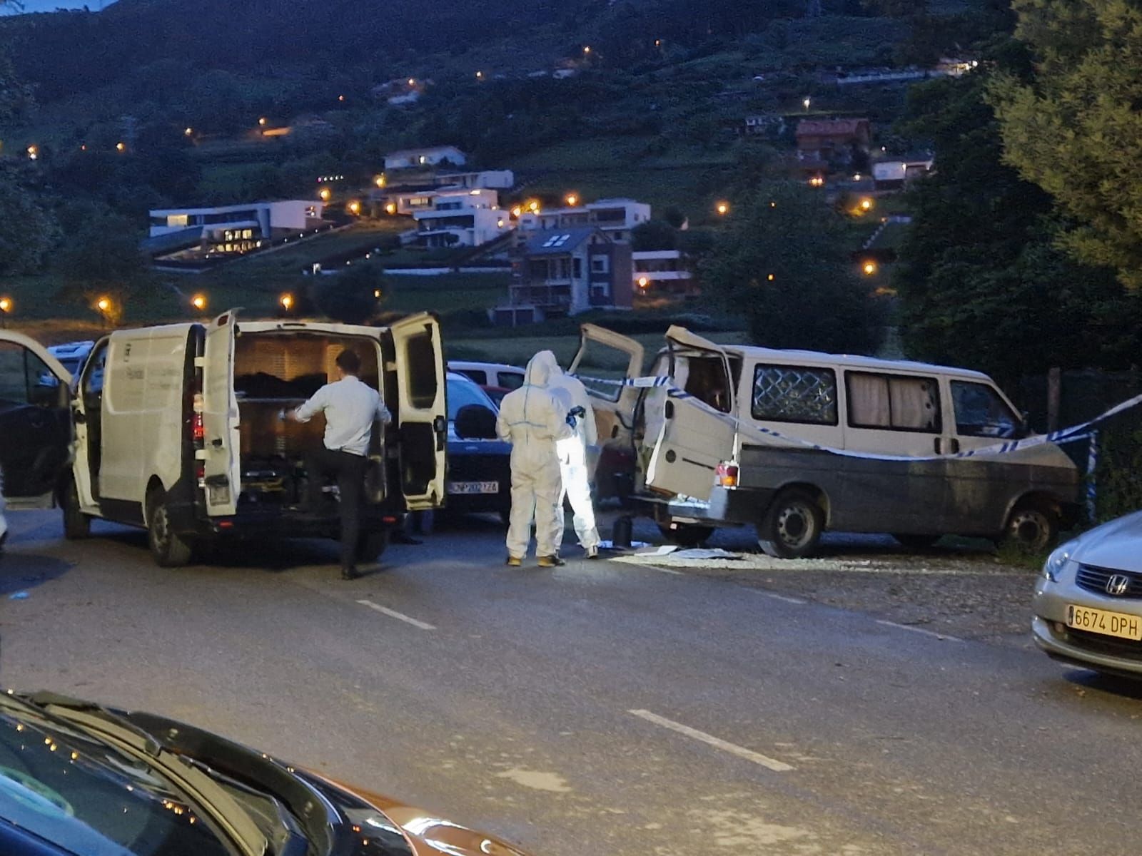 EN IMÁGENES | Aparece un hombre muerto y "momificado" dentro de una furgoneta en un aparcamiento en Oviedo