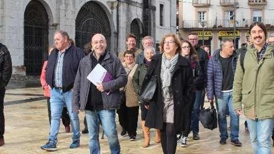 Miembros de Podemos Pravia y diputados autonómicos de la formación, ayer, en la plaza de la Colegiata.