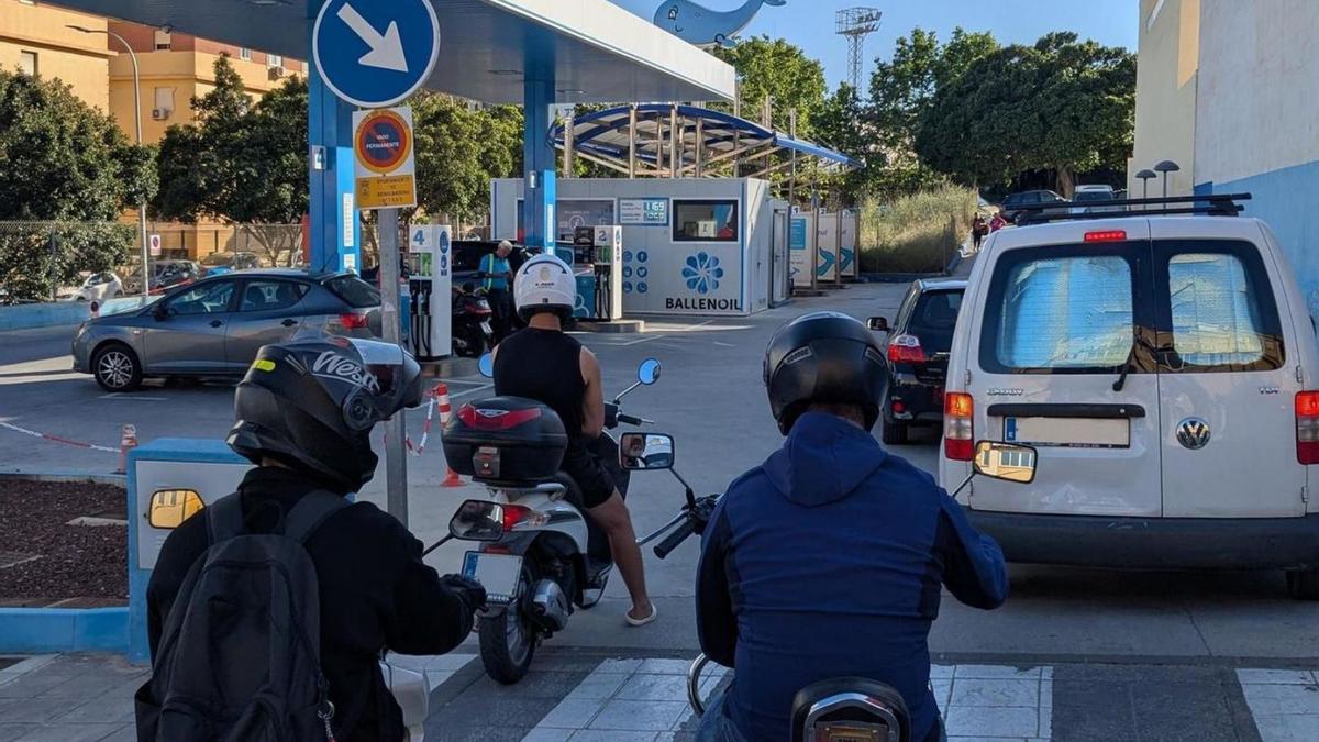 Varios motoristas hacen cola para poder repostar en una gasolinera malagueña. | F. E.