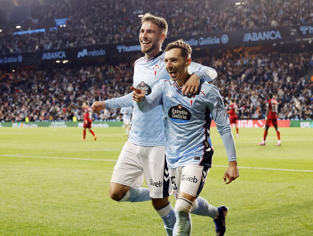 Bryan Zaragoza celebra un gol con Mingueza