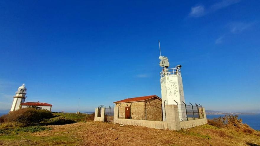 El radar de Ons junto al faro de la isla.   | //