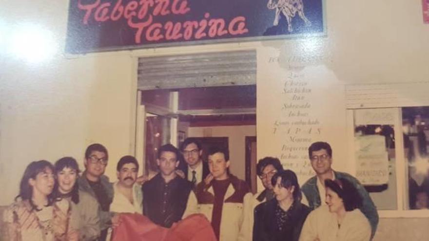 Antonio Granados y clientes el día de la inauguración de la Taurina.
