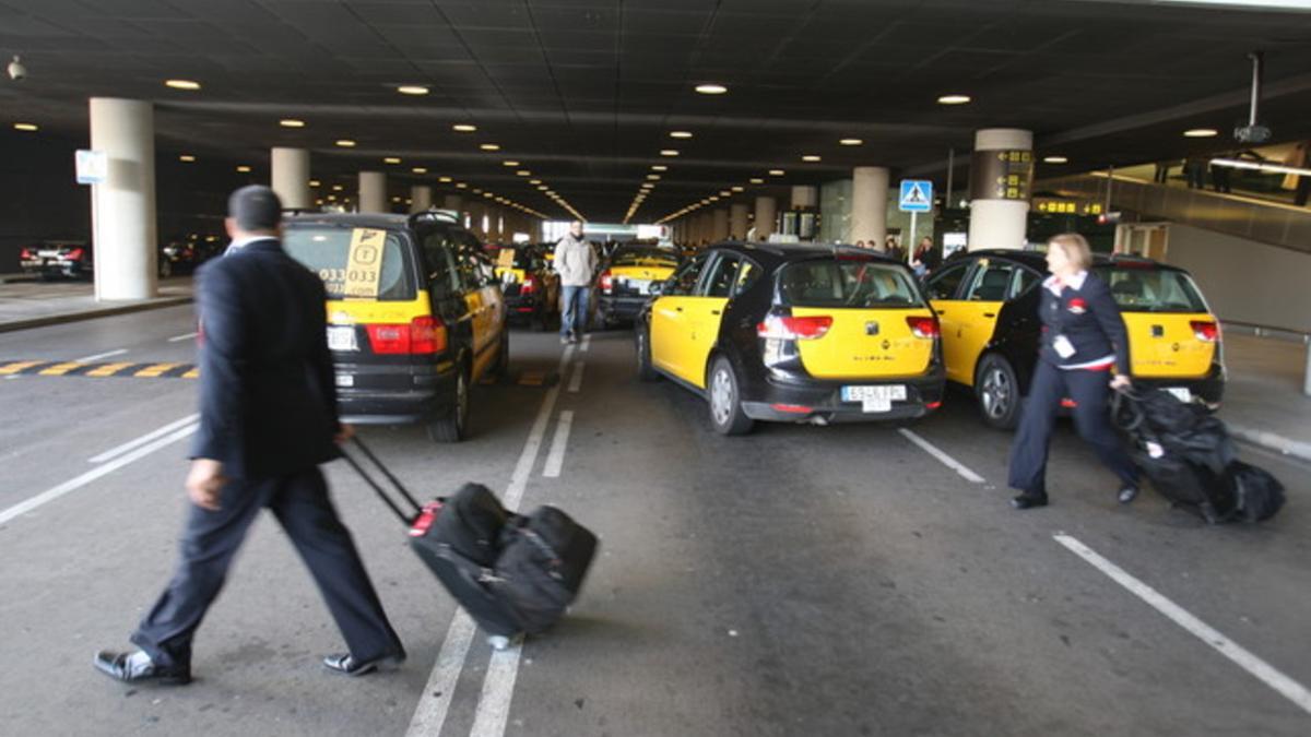 Taxistas en la T-1 de El Prat.