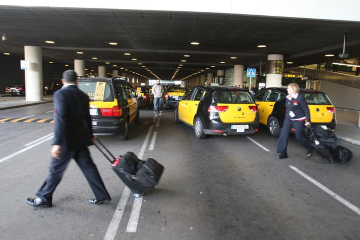 Taxistas en la T-1 de El Prat.