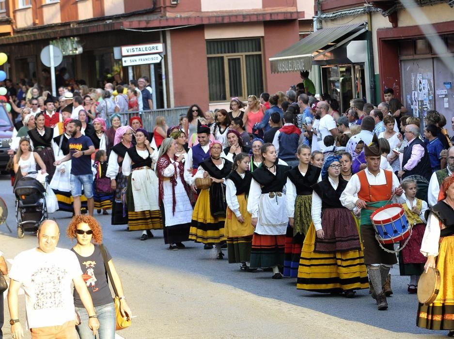 Desfile de carrozas en las fiestas del Cristo de Turón