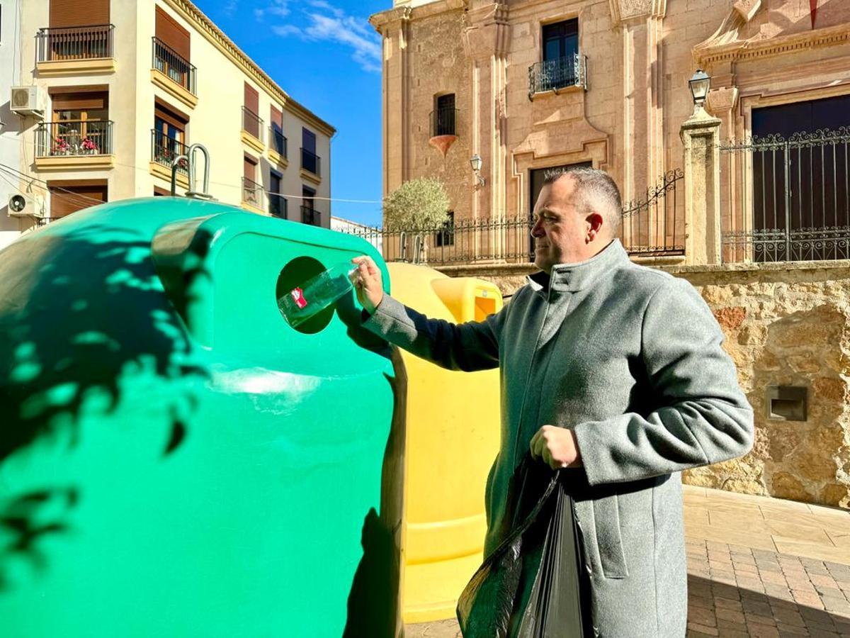 Juan Miguel Bayonas junto a uno de los contenedores de reciclaje de vidrio de Lorca.