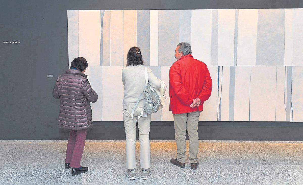 Uns visitants, a l’exposició ‘Carrara’ de Pilar Blat i Pasqual Gomes a Sagunt.