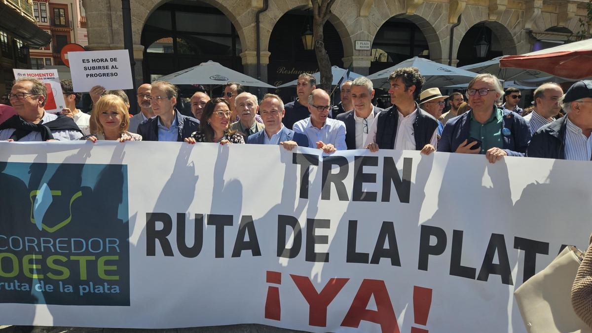 El consejero Manuel Martín, en Zamora, en la movilización por el Ruta de la Plata.