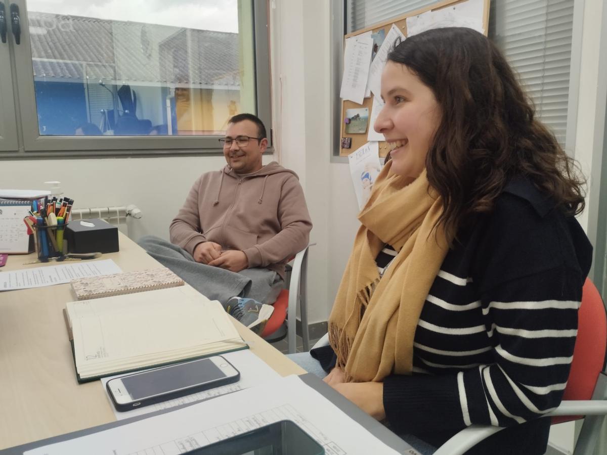 Los profesionales de Ginesta, Alejandro Carrasco y Sara Fernández, en la oficina de La Cardosa.
