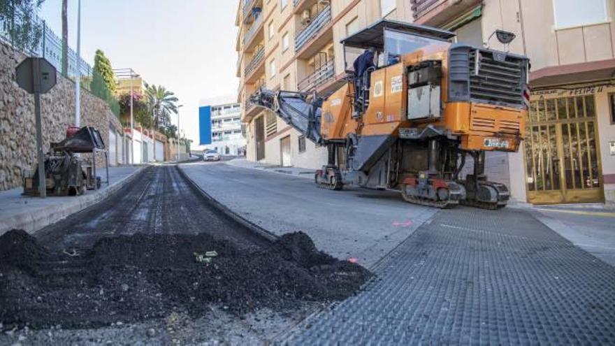 Trabajos de asfaltado en la subida al castillo.