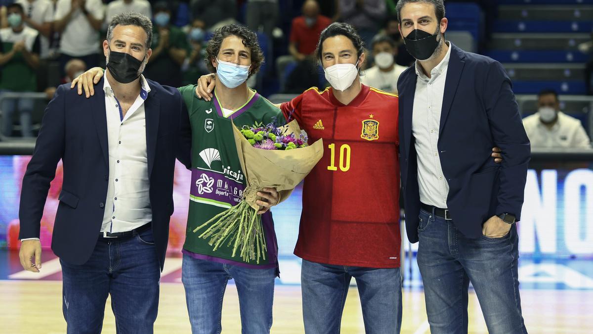 Los hijos de Javier Imbroda, junto a Berni y Cabezas, en la pista del Carpena.