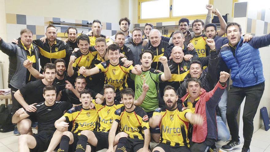 Jugadores del Peña Azagresa celebran un triunfo. // @rafabericat