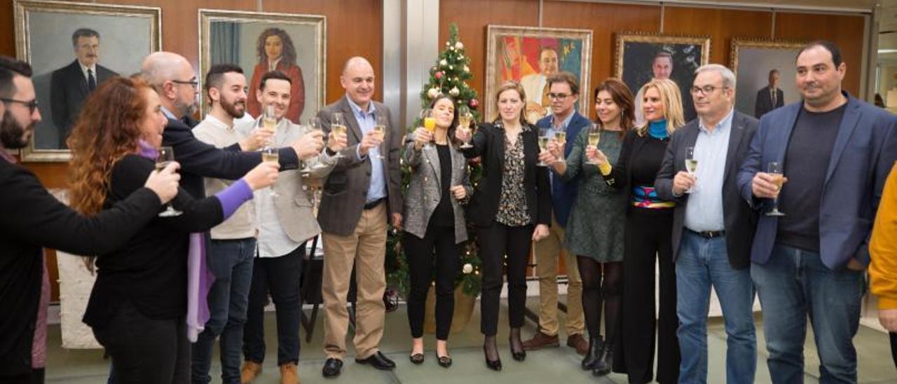 Los representantes de los grupos del Consell, en una imagen de archivo, durante el tradicional brindis de Navidad. | VICENT MARÍ