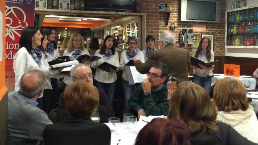 El coro &quot;Marañueles San Félix&quot;, en su última actuación en el restaurante Nordeste, en Candás.