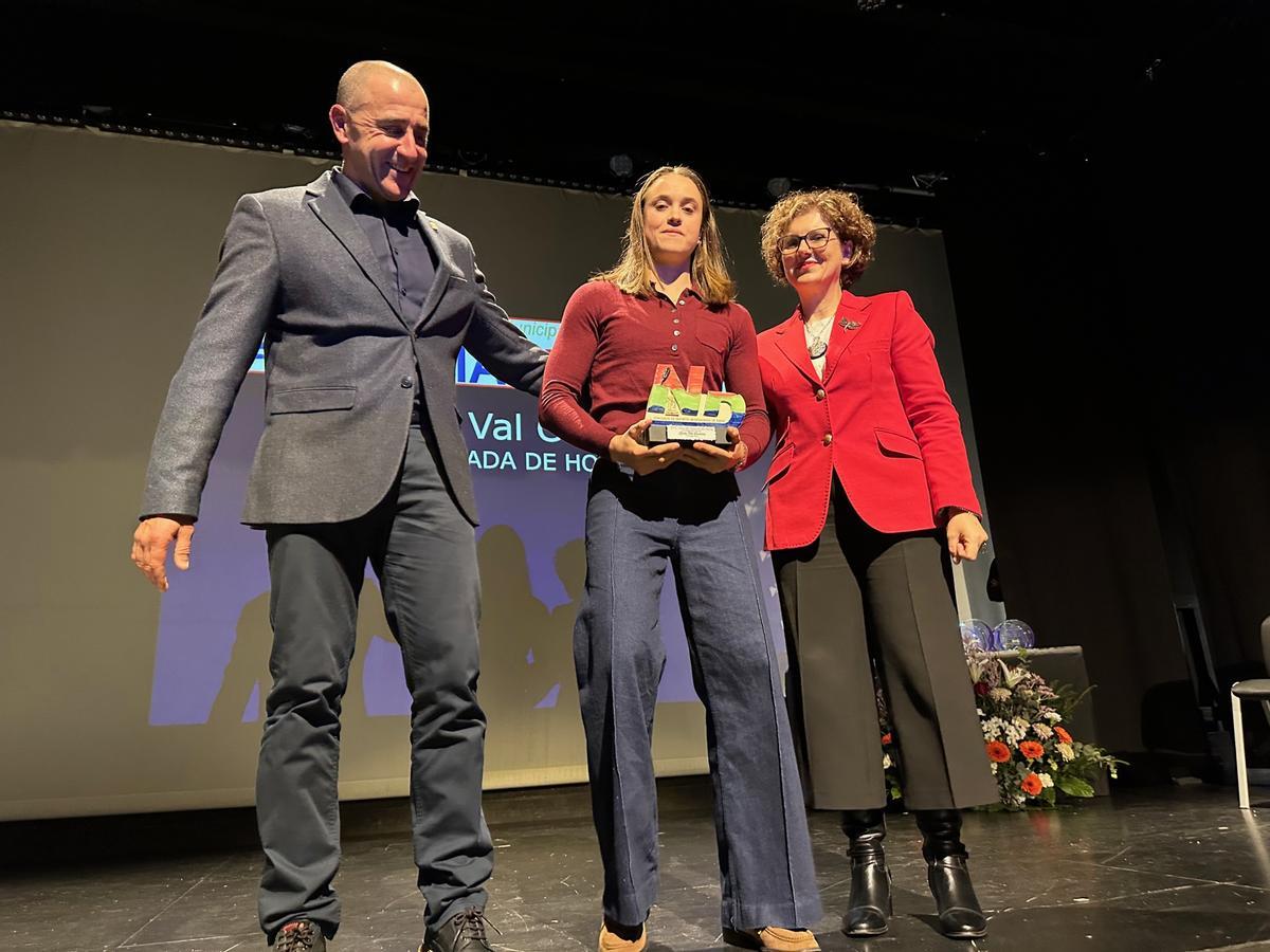 Por la izquierda el concejal de Deportes, Juan Fernández, la piragüista Lucía Val y la alcaldesaAna Isabel Fernández.