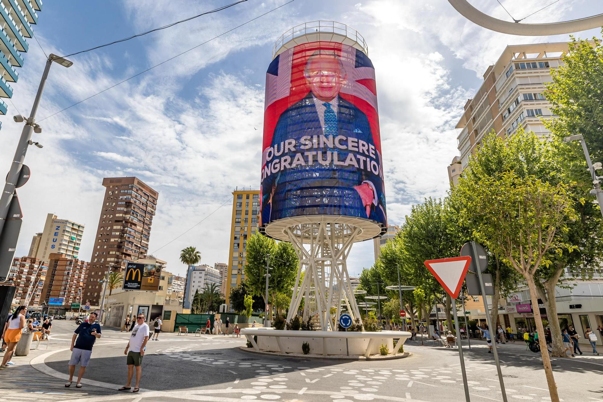 Las calles y terrazas de Benidorm llenas para celebrar la coronación de Carlos III