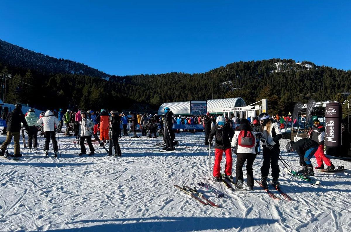 Esquiadors a l'estació d'esquí de la Masella.