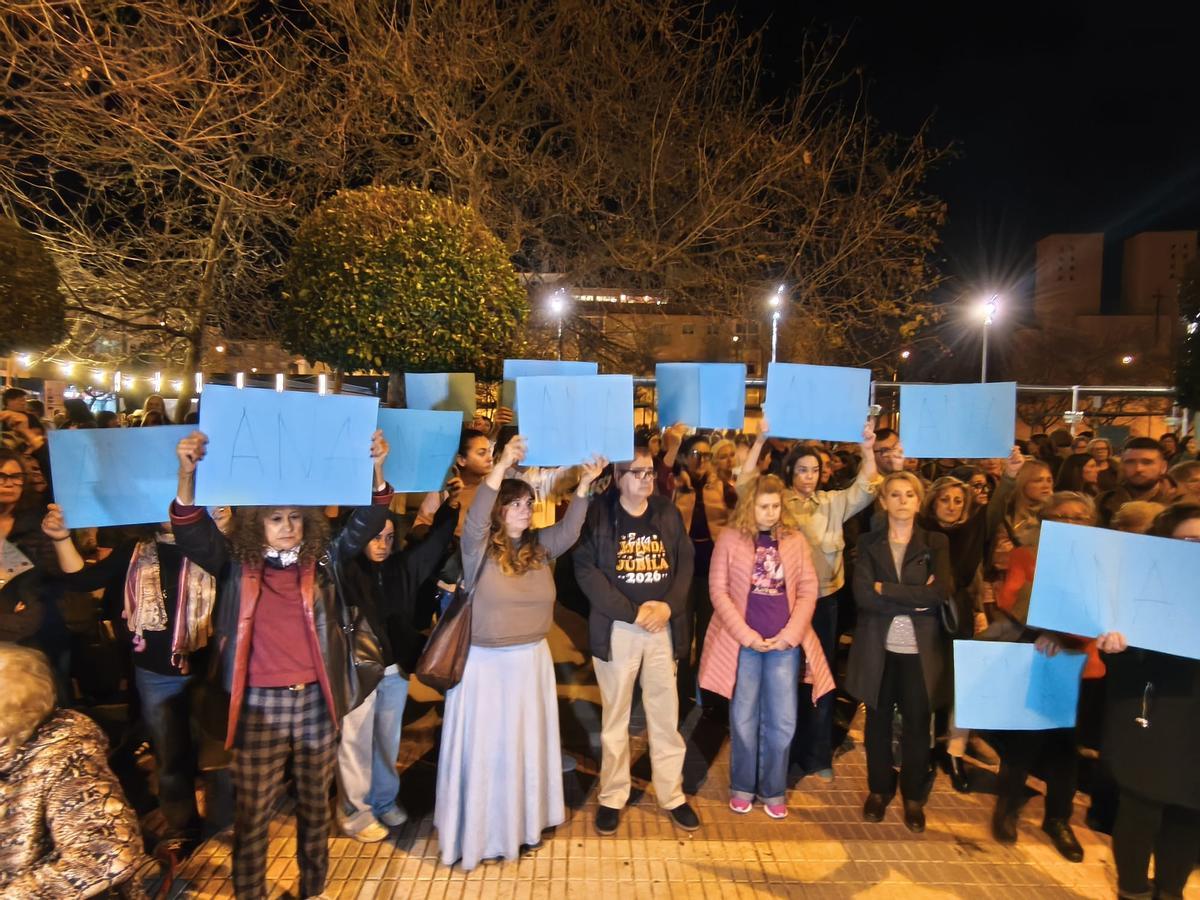 Vecinos con pancartas con el nombre de Ana, la mujer asesinada por su exmarido este lunes en Benicàssim.