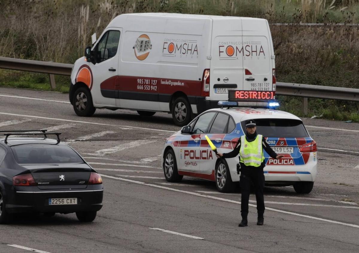 El amplio operativo en Gijón por la activación del protocolo anticontaminación, en imágenes