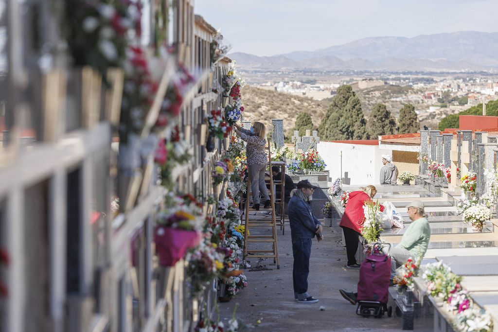 Día de Todoso los Santos en el cementerio de Los Remedios de Cartagena