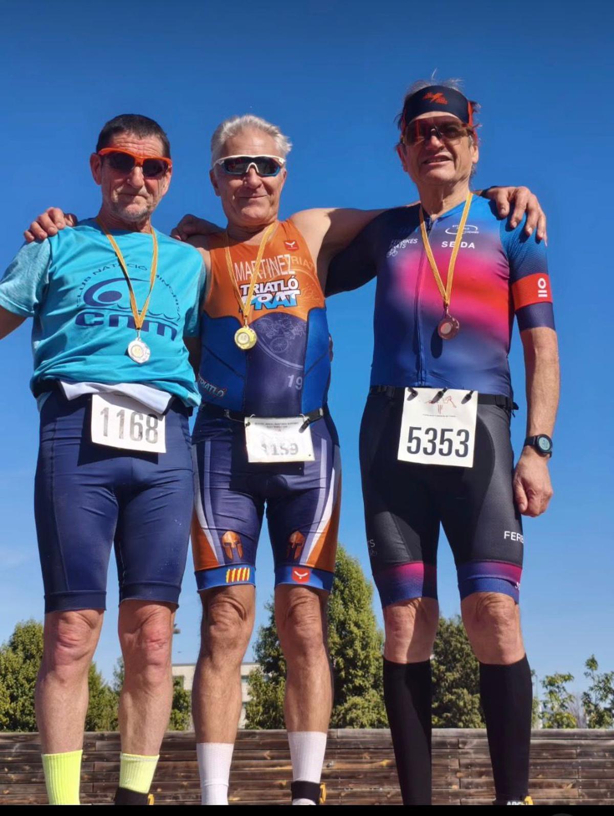 Mariano Méndez, a la dreta, al podi de la categoria V3