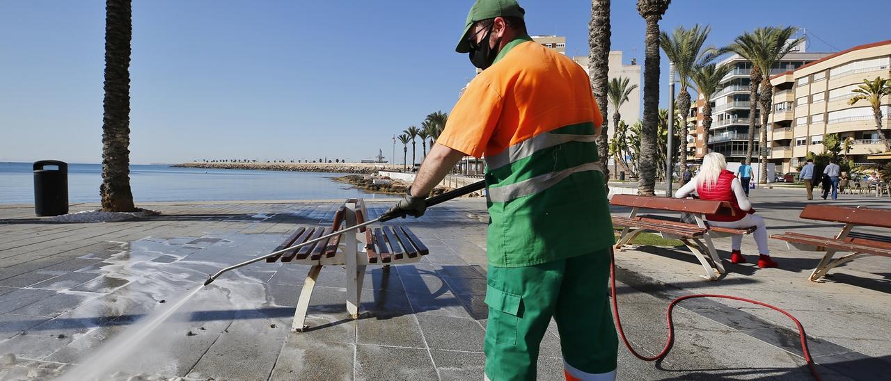 Imagen de la limpieza viaria diaria de la fachada marítima en el paseo de Las Rocas de Torrevieja