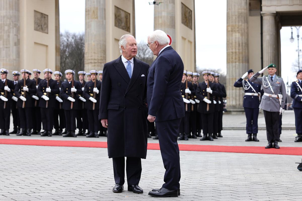  El presidente alemán Frank-Walter Steinmeier y el rey Carlos III de Gran Bretaña asisten a la ceremonia de bienvenida en la Puerta de Brandenburgo en Berlín.