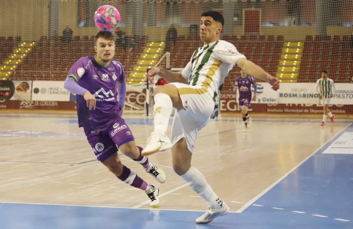 Carlos Gómez pugna por el balón con un rival.