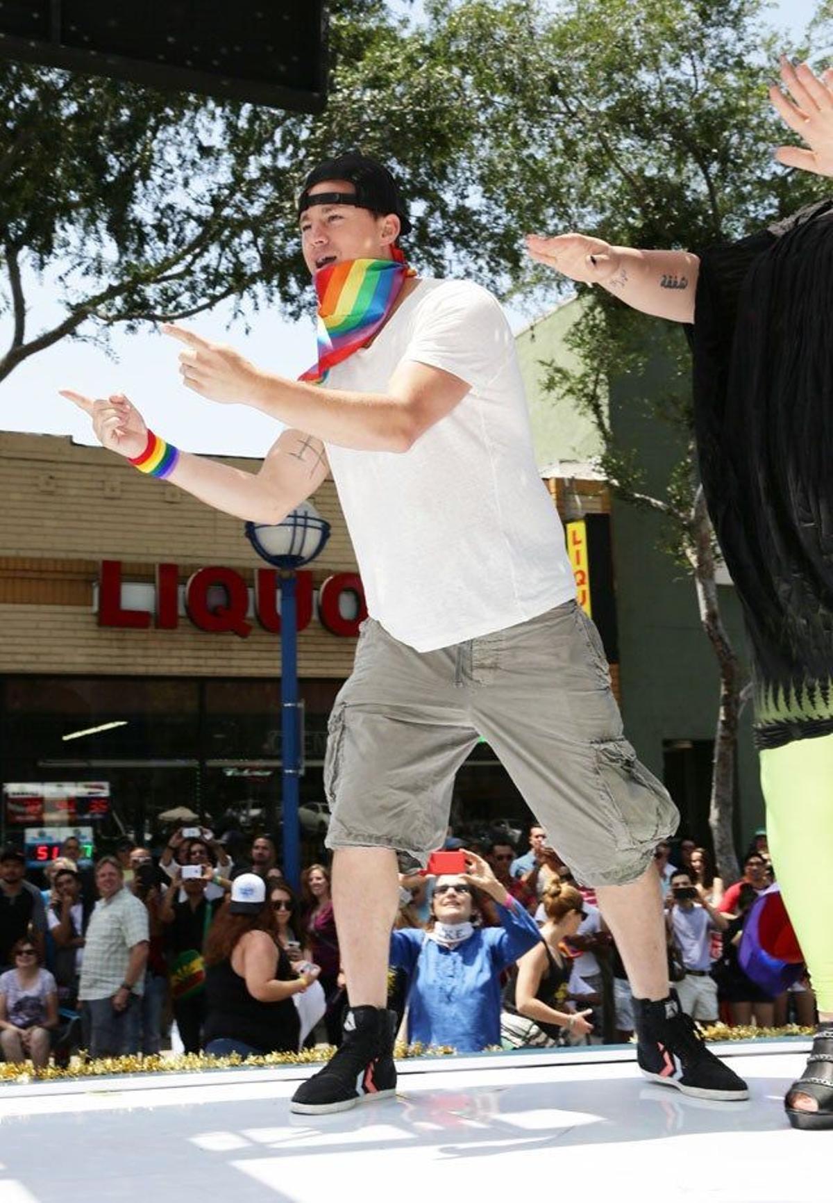 Channing Tatum bailando con los brazos sobre la carroza de 'Magic Mike XXL' en el desfile del Orgullo en West Hollywood
