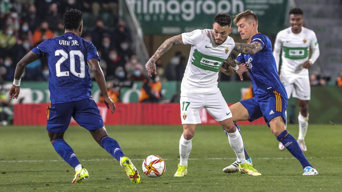 Josan pugna con Kroos por un balón en un Elche-Real Madrid reciente