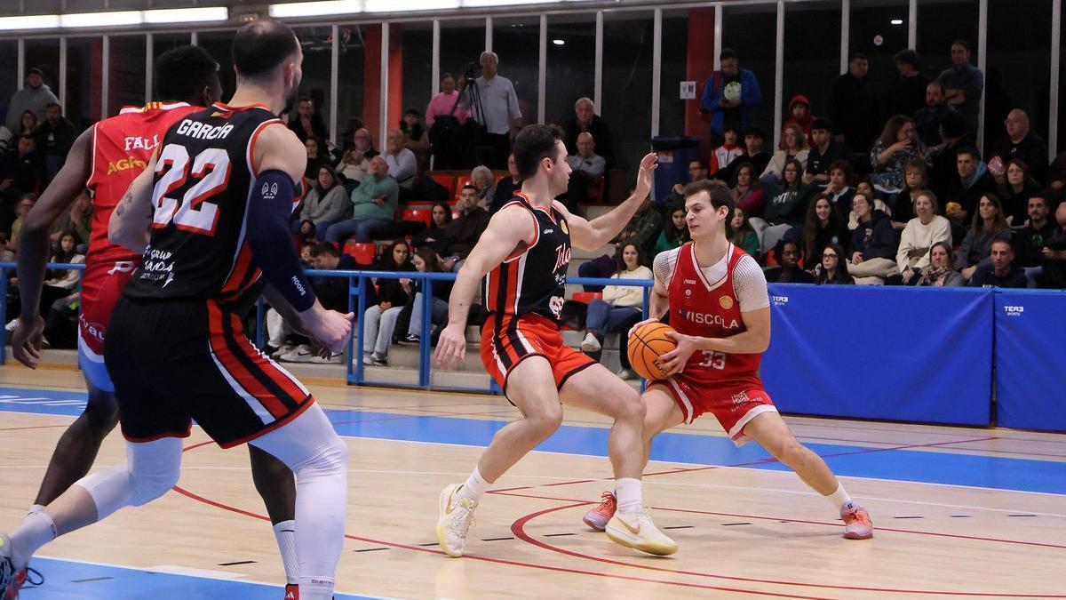 Adrià Montagut, autor de 12 punts, intenta desfer-se d’un defensor per trobar un tir alliberat