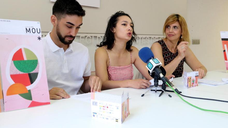 Els promotors del certamen, Roger Fernández i Georgina Avilés, amb l&#039;alcaldessa de Figueres, Marta Felip