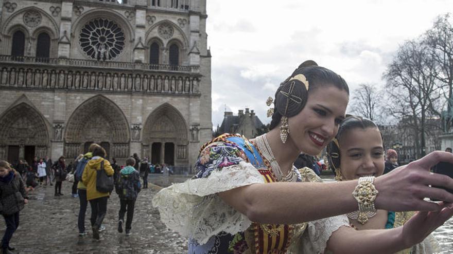 Alicia Moreno y Sofía Soler se hacen un selfi delante de la catedral de Notre Dame de París.