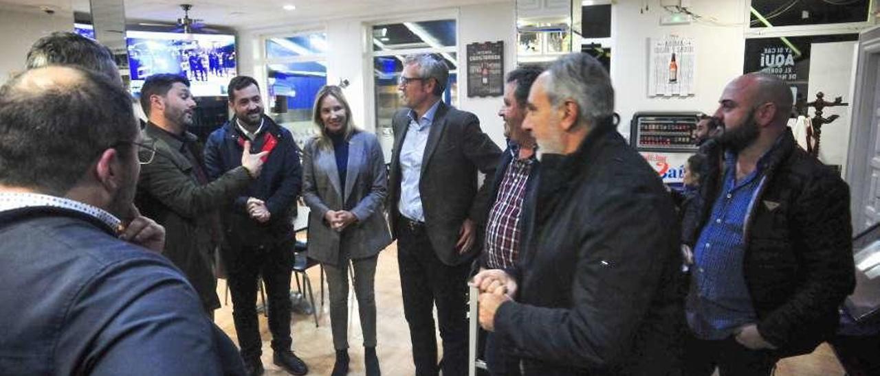 Alfonso Rueda con comerciantes y miembros de la Gestora del PP de Meaño, anoche. // Iñaki Abella