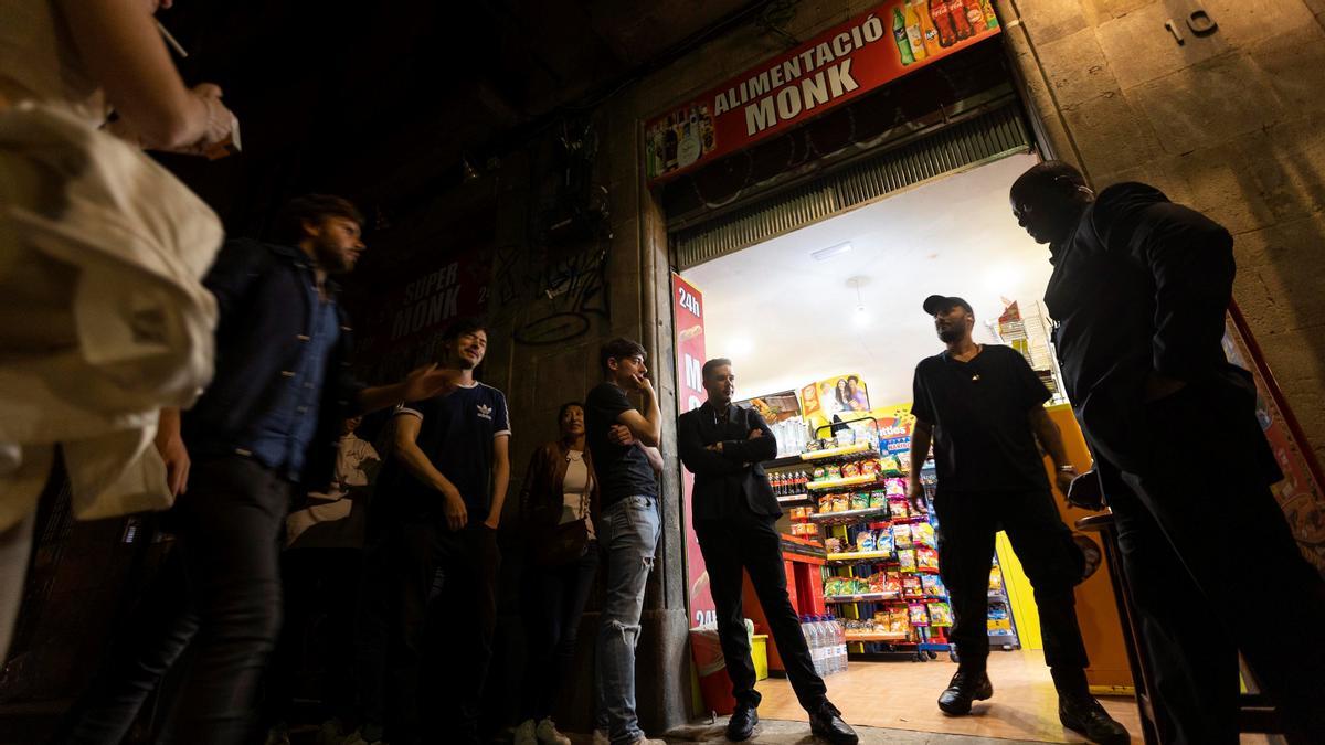 Cola a la puerta del nuevo local clandestino en Abaixadors, 10, escondido tras un súper.