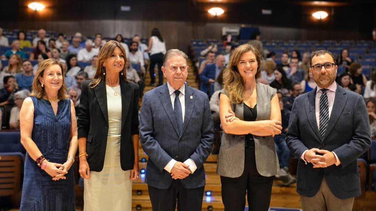 Por la izquierda, María José Corral, responsable de empleo de la concejalía; la edil de Economía, Leticia González; el alcalde, Alfredo Canteli; Begoña López, gerente del Servicio Público de Empleo; y el concejal ovetense de Cultura, David Álvarez.