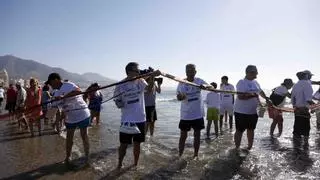 La playa de Los Boliches acoge una nueva escenificación de la tirada del copo