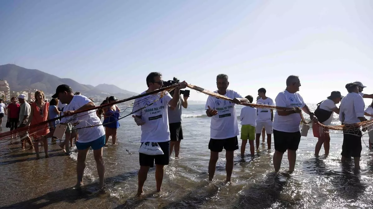 La playa de Los Boliches acoge una nueva escenificación de la tirada del copo