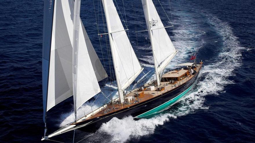 «Seabiscuit», el velero de competición que el exCEO de Google Eric Schmidt (también) acicala en Vigo