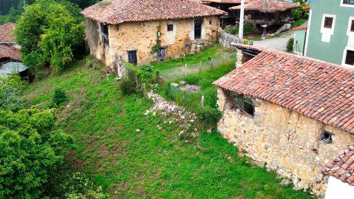 Tiene tres habitaciones, un baño, y está entre el mar y la montaña: así es el chalet "a reformar" enclave paradisiaco al lado de las montañas de la sierra del Sueve