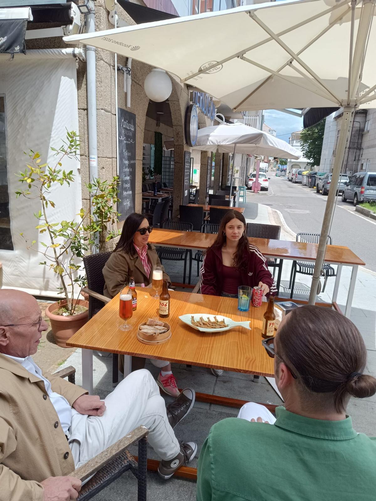 Comensales en Taberna Herlogón.