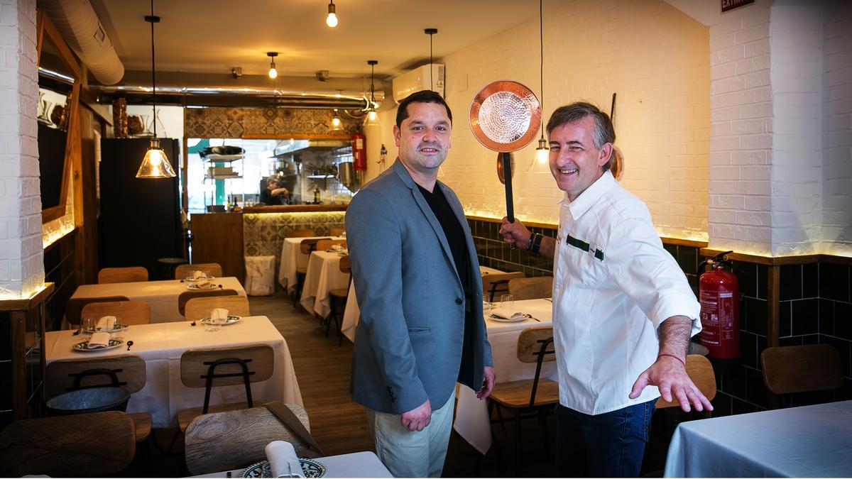 Jordi Marzo, con el cocinero Juanjo Rodríguez Thomas, en el comedor del restaurante Tramendu.