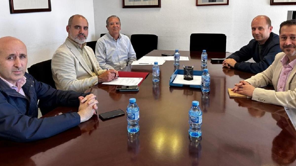 La reunión entre el presidente y el vicepresidente de la Mancomunitat de la Costera-Canal, el subdelegado del Gobierno y el presidente de la CHJ.