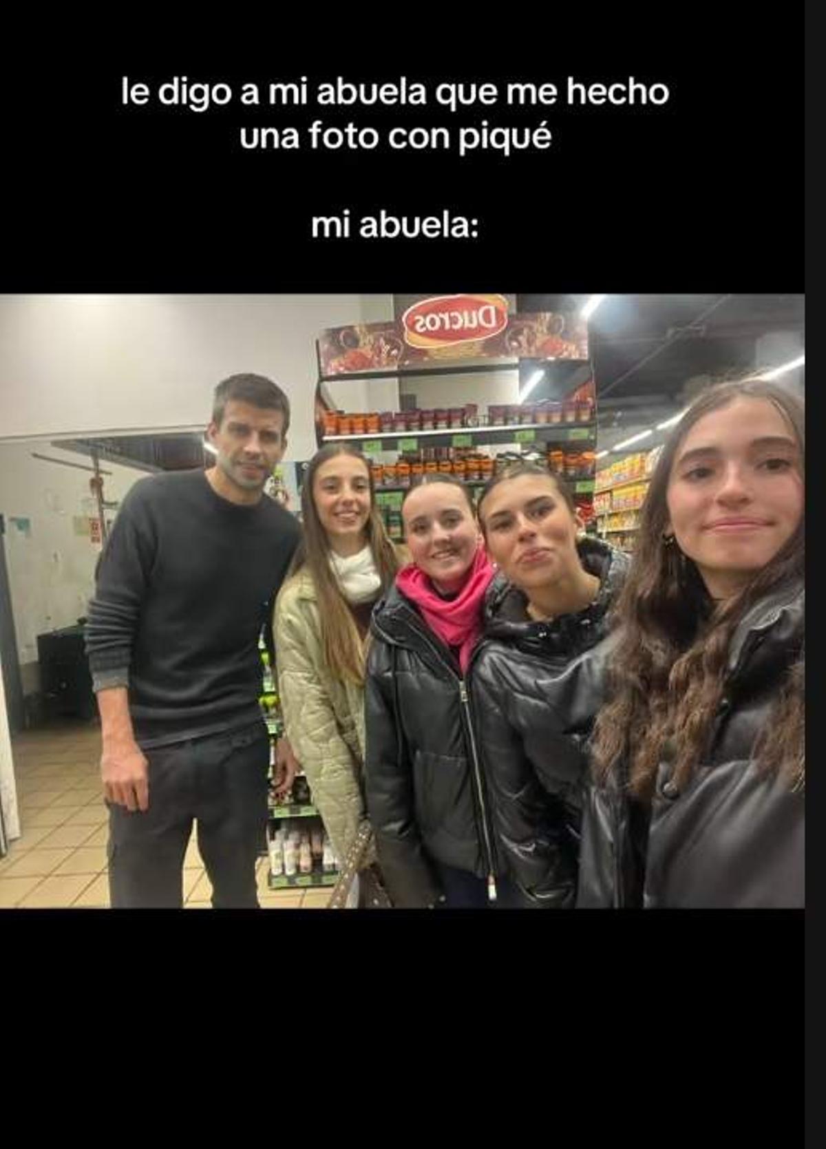 La foto de las chicas con Gerard Piqué en un supermercado.