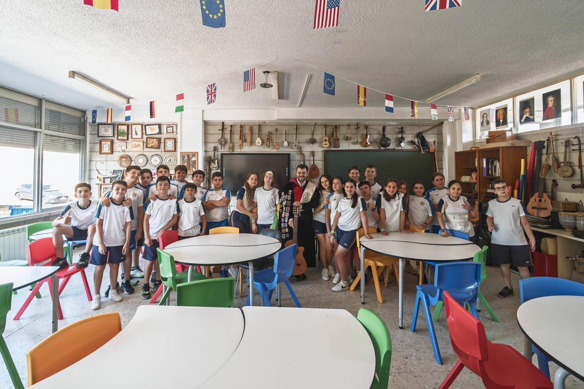Javier Aláez Cidoncha comparte con sus alumnos una forma de entender la música ligada a la enseñanza, el carnaval, la tuna y la tradición.