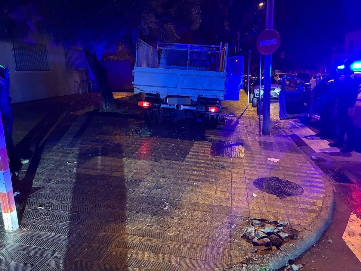 La furgoneta que es va encastar contra una pilona a Figueres.