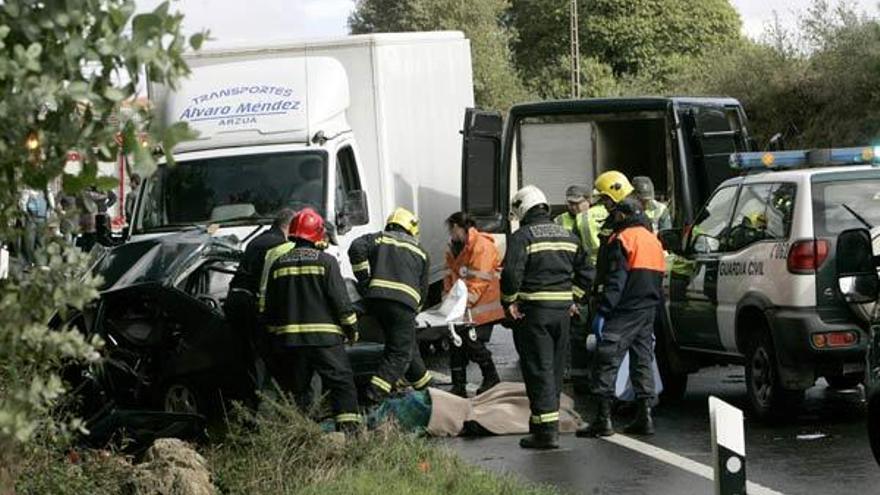 Tres muertos al colisionar un coche y un camión en Arzúa