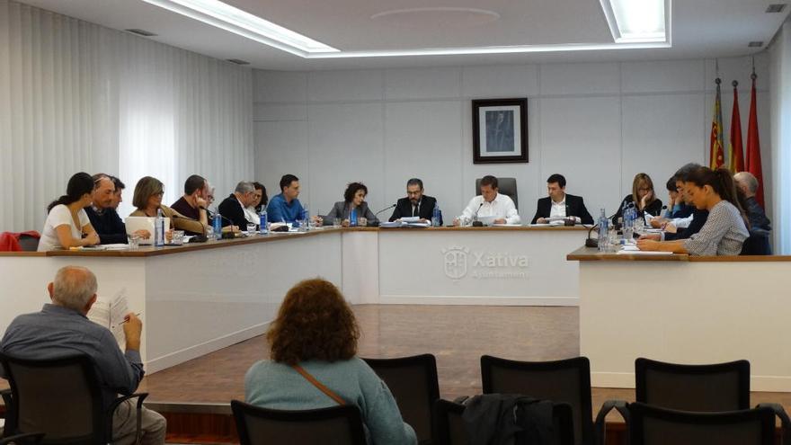 Miembros de la corporación municipal de Xàtiva, en el pleno en el que se aprobaron los presupuestos