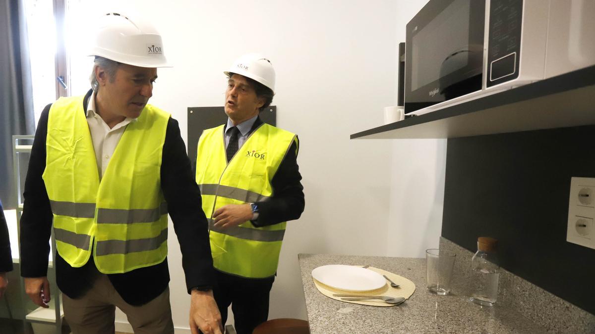 El alcalde, Jorge Azcón, junto al gerente de Zaragoza Vivienda, José María Ruiz de Temiño, durante su visita a Pontoneros.